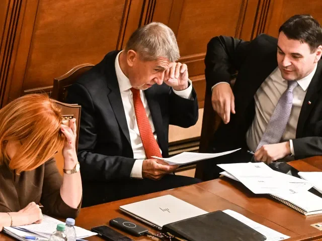 Opozice se chystala tepat vládu. Většinu času je však ministři nepustili k mikrofonu