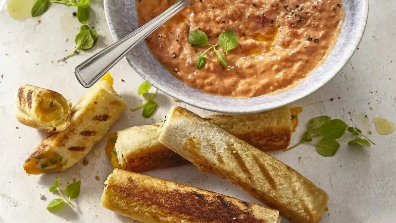 Grilované sýrové rolky s pikantní rajčatovou omáčkou