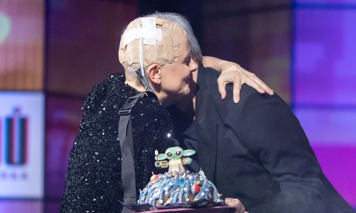 Video: Laďka Něrgešová ukázala masku, kterou musí mít na hlavě