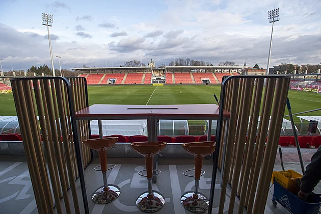 Reklamaci osvětlení stadionu firma Pardubicím neuznala, radnice zvažuje žalobu