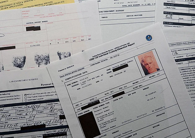 Změna názoru, manželé Clintonovi budou nakonec v kauze Epstein vypovídat