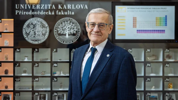 Nový rektor UK si do týmu přivedl synovce a „zrádce“ Králíčkové. Porušuje předvolební sliby, zní z akademického senátu