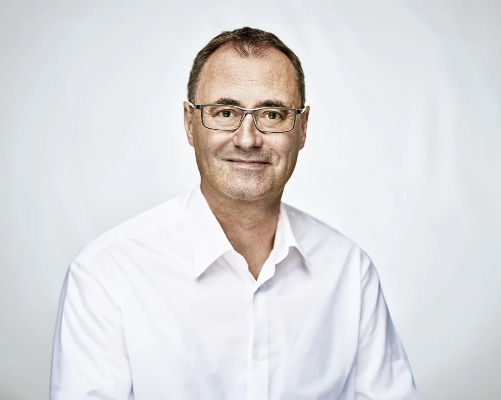 Místo výtahu choďte po schodech, vyzývá ministr sportu. Nabízí cedule