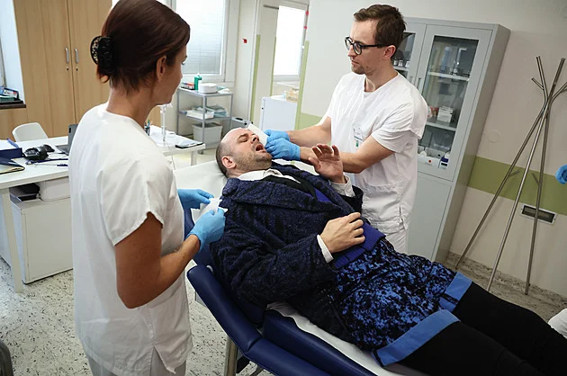 Skutečné případy, rychlá rozhodnutí a emoce ve chvílích, kdy jde o život. To je nový pořad Nemocnice 24/7