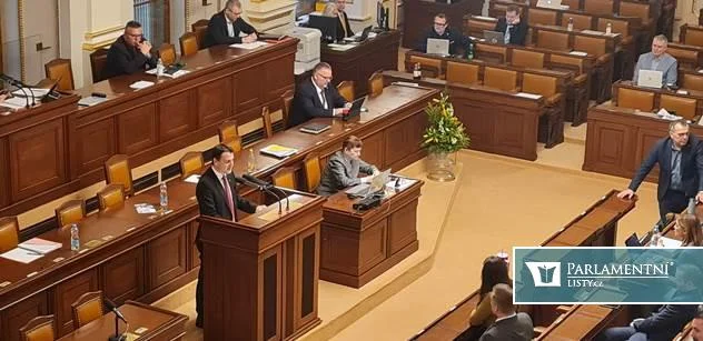 Macinka neodjel, ale promluvil. A naštval