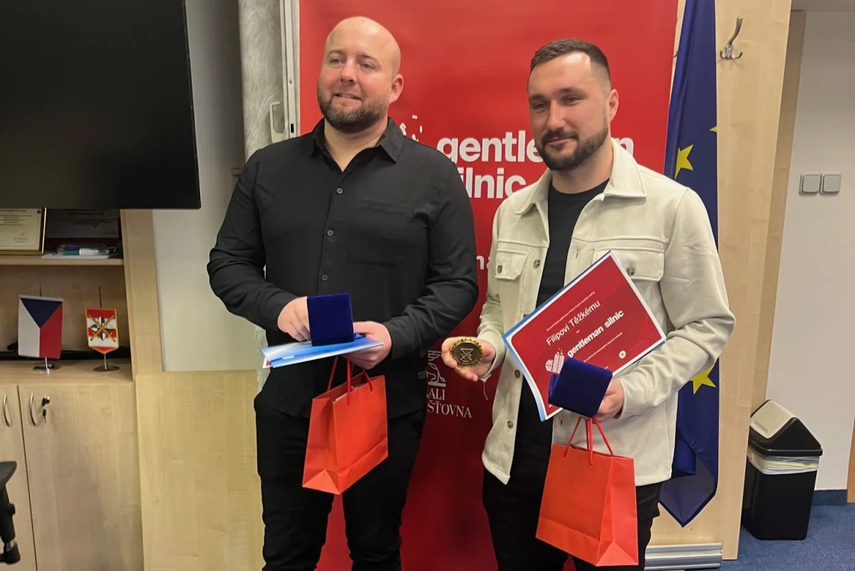 Dva muži slyšeli v noci v Brně hlasitou ránu. Na místě pomohli zraněnému motorkáři