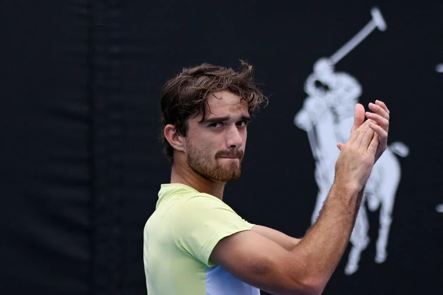 Hořký konec v prvním zápase. Macháč kvůli bolesti vzdal