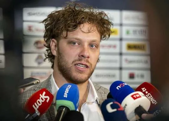 Českými vlajkonoši na zahájení ZOH budou Pastrňák a Charvátová