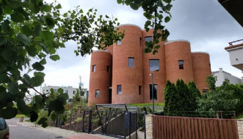 Dvojitá ochrana na Břevnově: Policie hlídá Okamurův dům, jeho kamery hlídají policii