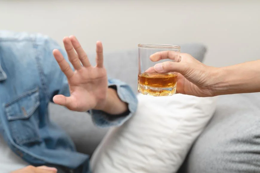 Suchý měsíc už není jen únor: Mladí Češi si dávají pauzu od alkoholu čím dál častěji