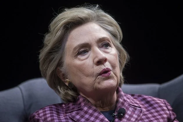 Hillary Clintonová chce vypovídat k Epsteinovi. Žádá živě vysílané slyšení