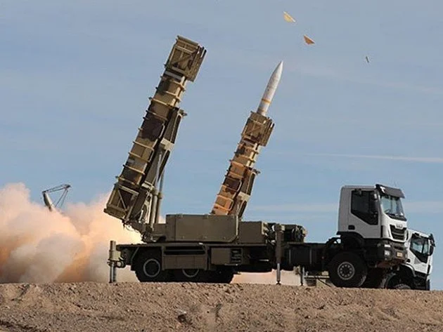 Írán oznámil nasazení pokročilé rakety. Krátce před jednáním s USA