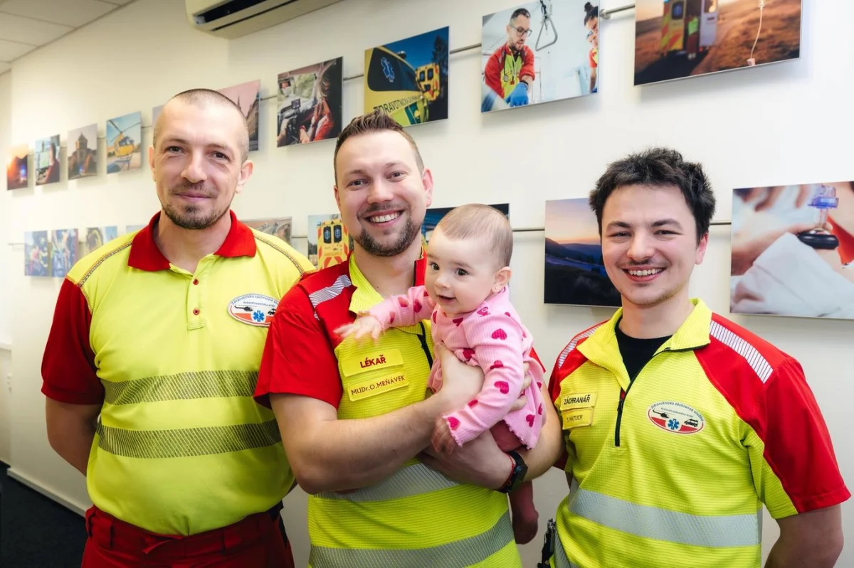 Plakal i sám lékař: Resuscitace těhotné ženy měla šťastný konec. Malá Lucinka teď přijela za záchranáři