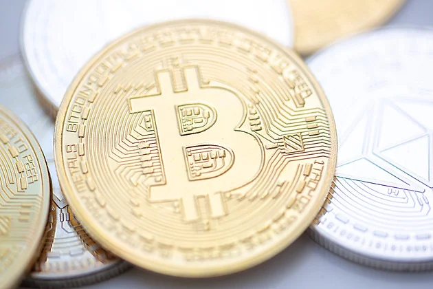 Krypto ztratilo téměř 500 miliard dolarů během týdne. Investoři zbystřili