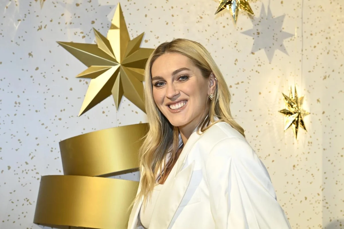 Video: Zorka Hejdová odbavila hudební ceny Evropy 2 a spěchala na Bachelora. U televize na ni čekal Míra