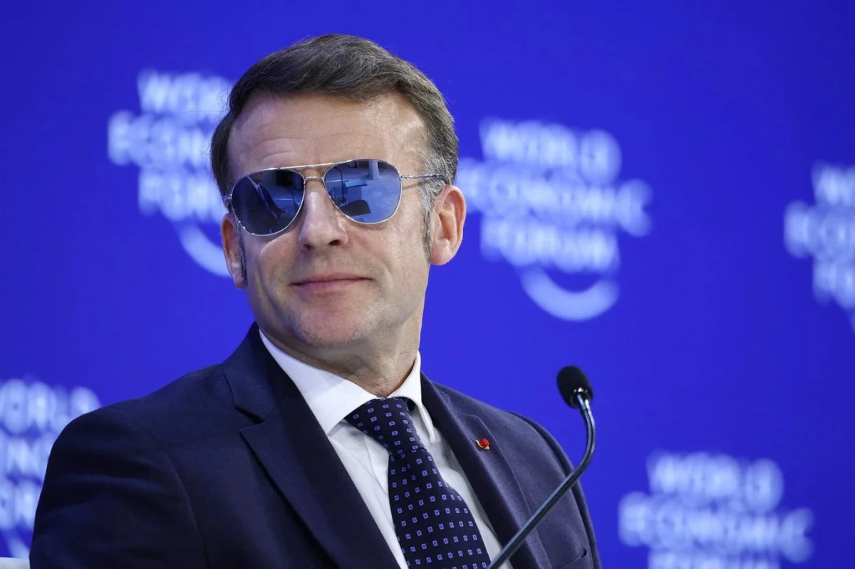 Nejdříve pobavil, nyní svět šílí po jeho brýlích. Emmanuel Macron udává trendy. Tyto pilotky musíte mít
