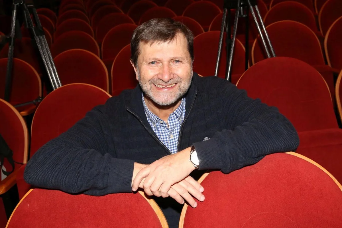 Podívejte se, jak bydlí Jan Hrušínský. Jeho stoletá luxusní vila v Nuslích má okno velké přes dvě patra