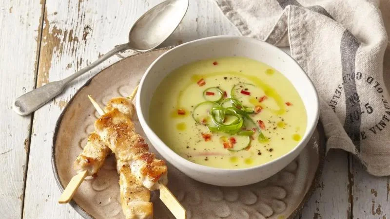 Kedlubnová polévka s kuřecím masem na špízu