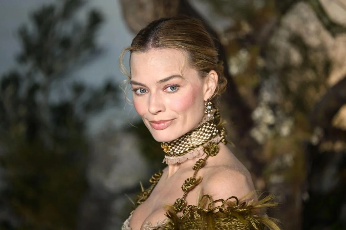 Móda filmu Bouřlivé výšiny s Margot Robbie budí emoce. Stejně září i hereččin unikátní premiérový šatník