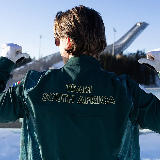 Lyžař z JAR zhodnotil olympijskou kantýnu. Pobavil a za odměnu dostal pizzu s vlajkou