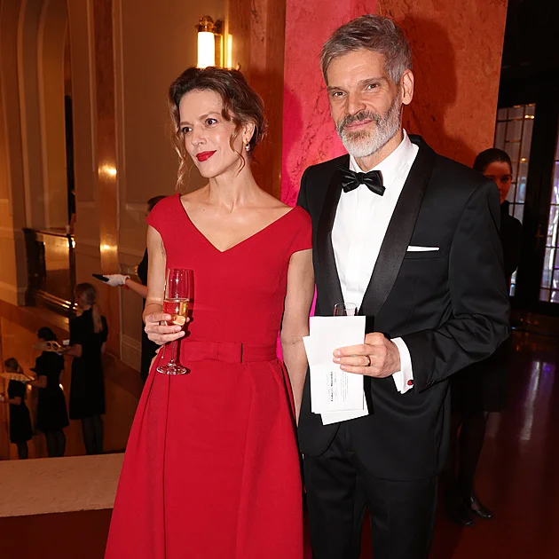 Móda z Československého plesu: Lašková a Sandeva zazářily. Perkausová si spletla ples s barem Kozička?