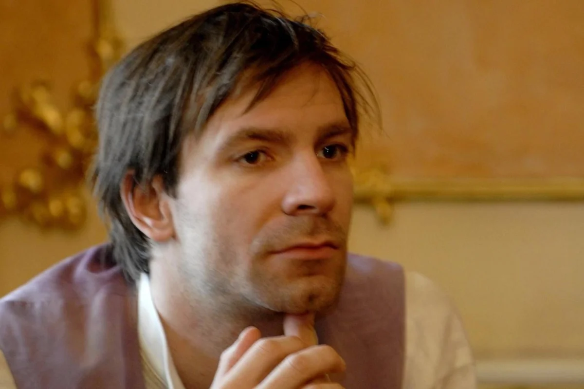 Pamatujete na hezouna Maxe z Účastníků zájezdu? Žije se Zuzanou Norisovou, svatba bude v šedesáti