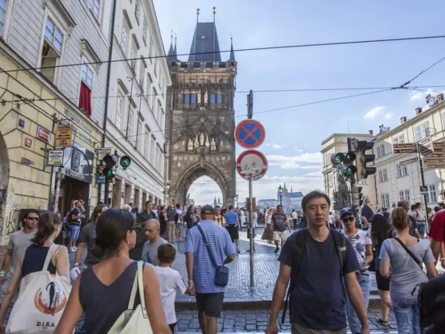 Na konci roku žilo v ČR zhruba 1 131 200 cizinců, jejich počet stoupl