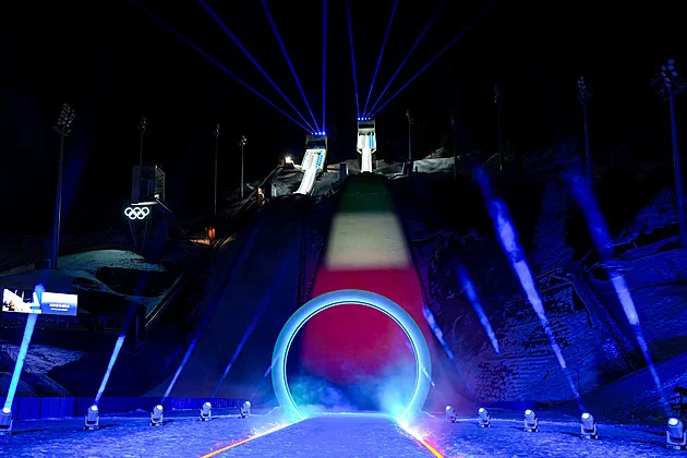 Olympijský oheň v Oblouku míru, Češi ve svetrech. Jak vypadalo unikátní zahájení?