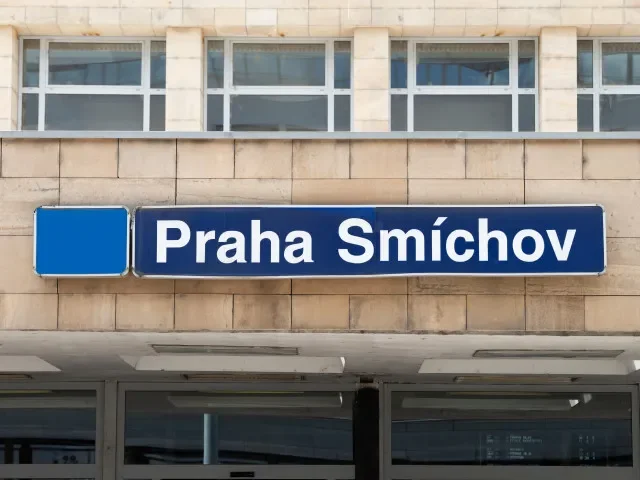 Rychlík se srazil na Smíchově s pracovním strojem a zastavil provoz