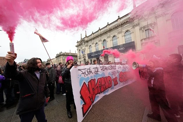 Bučení a protesty, Trump nepřijel. Za agenty v Itálii se omlouvají i sportovci