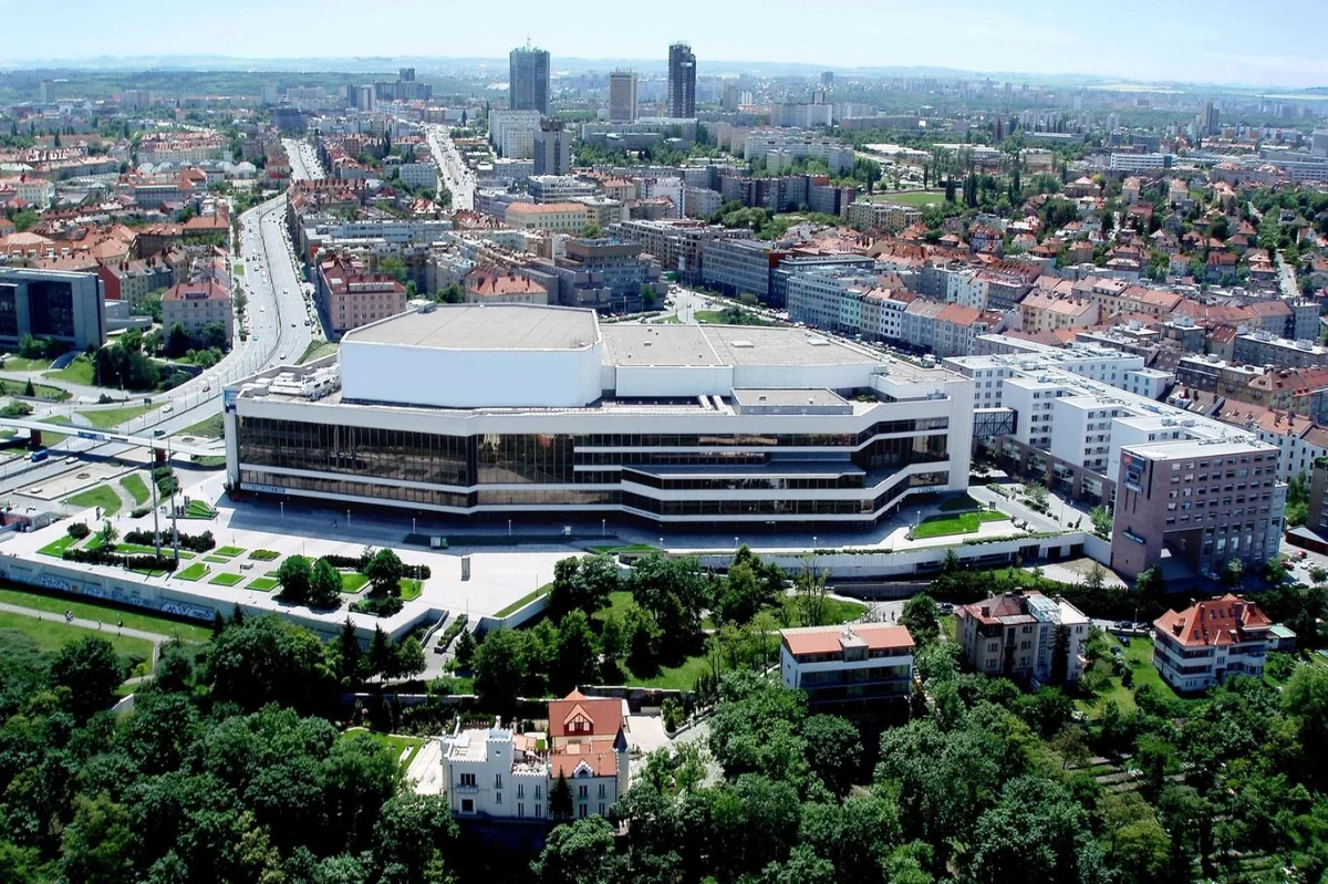 To byl zase rok – 1981: Atentáty na Reagana i papeže, Diana si vzala Charlese, u nás otvírá Palác kultury