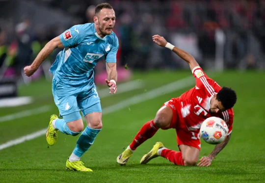 Bayern i díky hattricku Díaze smetl Hoffenheim, Coufal zavinil penaltu