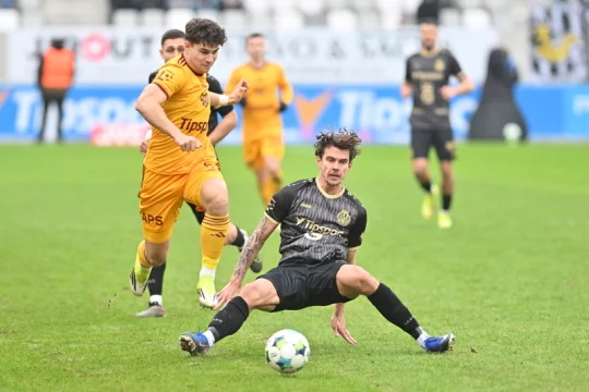 Fotbalisté Hradce Králové porazili Duklu, dva góly dal kapitán Darida