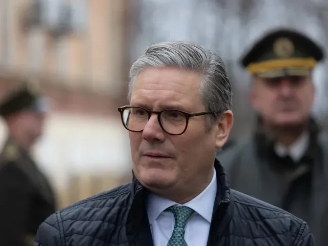 Epsteinova další oběť. Starmerův šéf kanceláře končí, premiér se snaží přežít