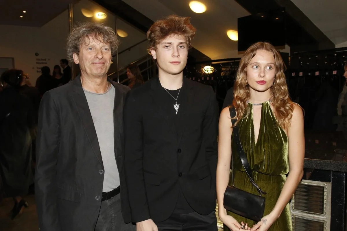 Recept na úspěch? Umět se narodit. Čech, Prachař a Čtvrtníčková jako zlatá mládež v singlu NEPO