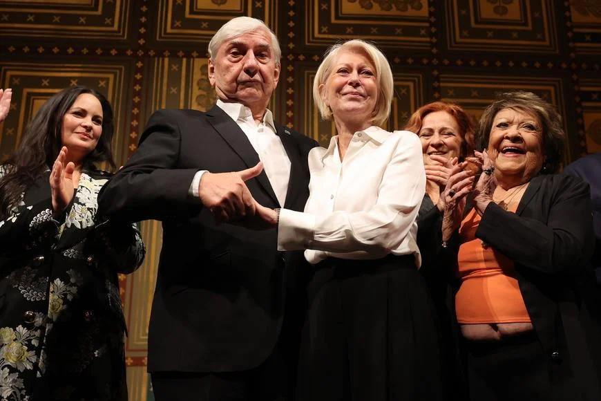 Donutil oslavil 75. narozeniny v pražském Doupěti. Dorazila Stašová, Rajská i Havlová