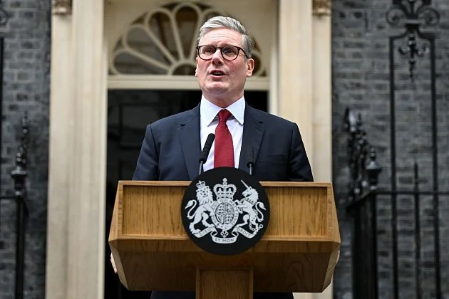 Britský premiér je pod tlakem. Starmer čelí výzvám k rezignaci