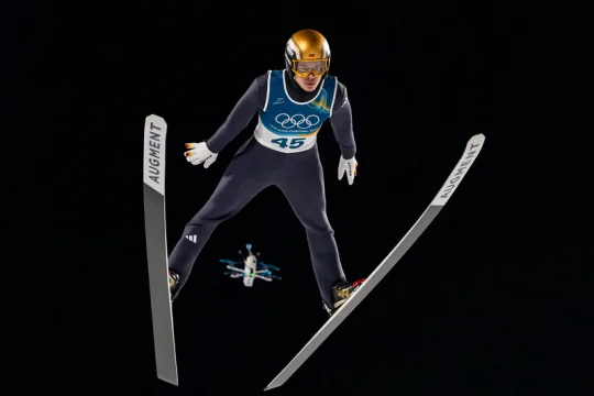 Skokan Koudelka na ZOH do 2. kola na středním můstku nepostoupil, vede Raimund