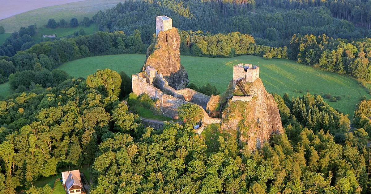 Kilometry betonu s výhledem na Trosky. Protne Český ráj nová autostráda?