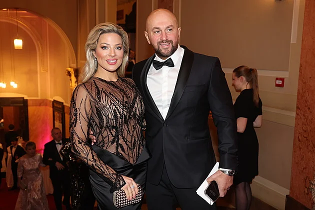 Havlíček i Macinka vyrazili tančit s manželkami, Sandeva plesala bez Prachaře