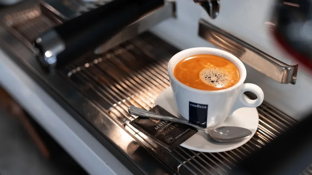 Dobrá zpráva pro milovníky kávy: kofeinové nápoje mohou pomáhat chránit mozek, uvádí nová studie