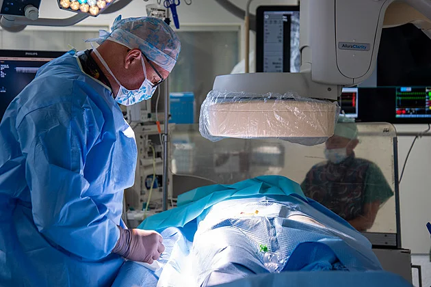 Policie prověřuje nemocnici kvůli neodůvodněným implantacím srdečních defibrilátorů