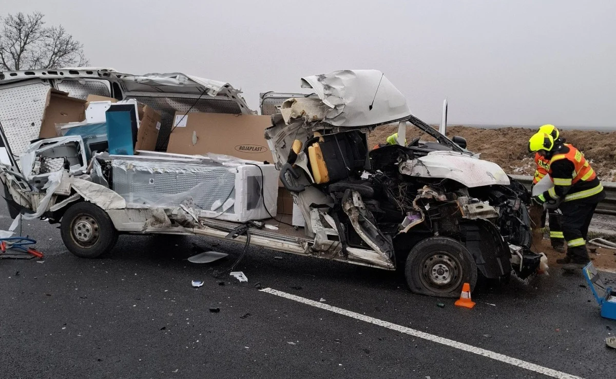 Jeden zraněný po srážce dodávky s náklaďákem na dálnici D35
