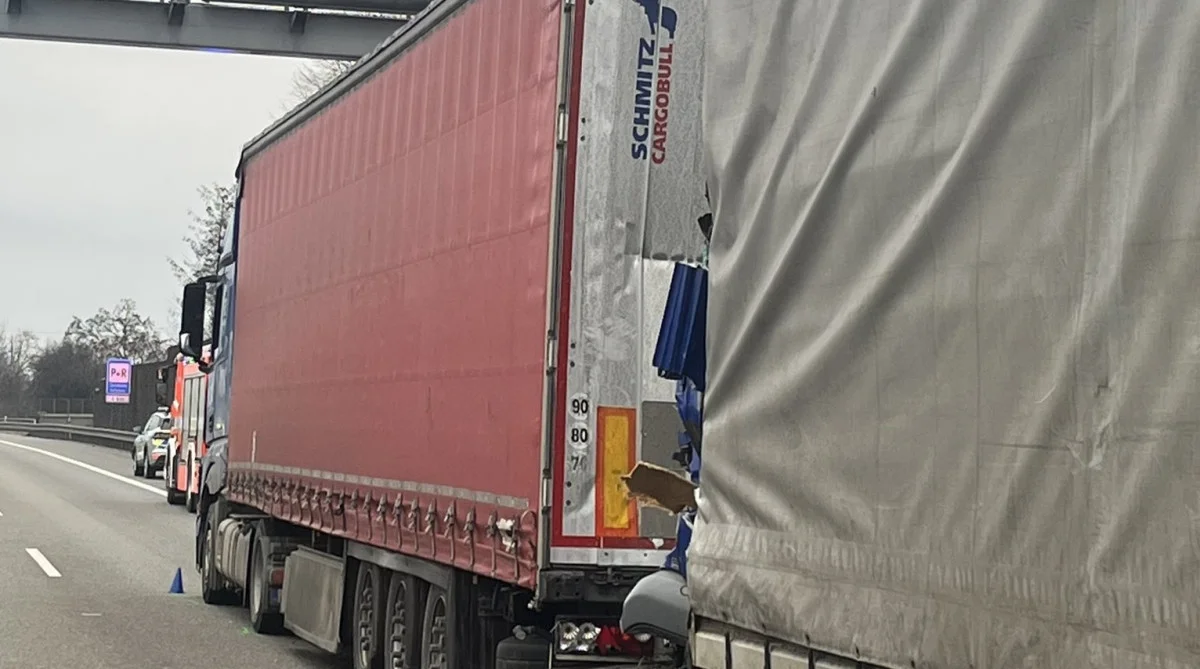 Řidič náklaďáku na D1 u Brna naboural do kamionu stojícího na konci kolony. Řidič na místě zemřel