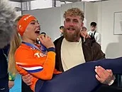 Jutta Leerdam na olympiádě: Všude je Jake Paul! Ukázal zákulisí, nejdřív slzy, potom pařba