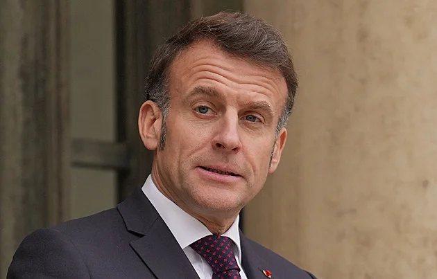 Kreml těší Macronova snaha o dialog s Ruskem. Nulové vztahy škodí, tvrdí Peskov