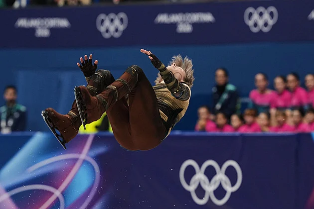 Favorit Malinin ovládl krátký program krasobruslařů. Čtverného axela si šetří