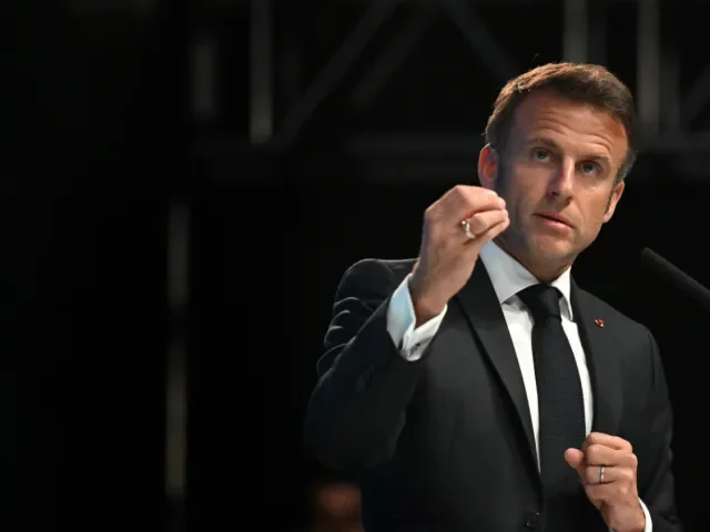 EU by se měla společně zadlužit, aby lépe konkurovala USA a Číně, soudí Macron
