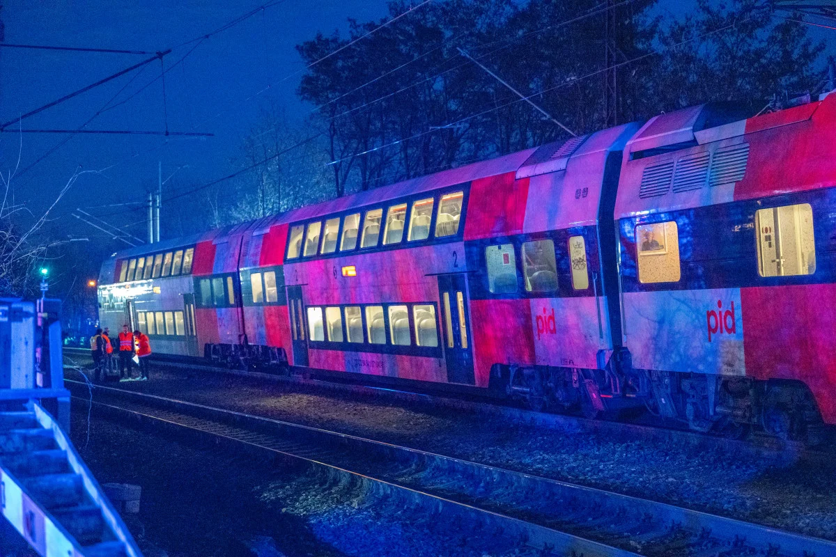 Muže v Černošicích srazil vlak. S těžkým zraněním byl letecky transportován do nemocnice