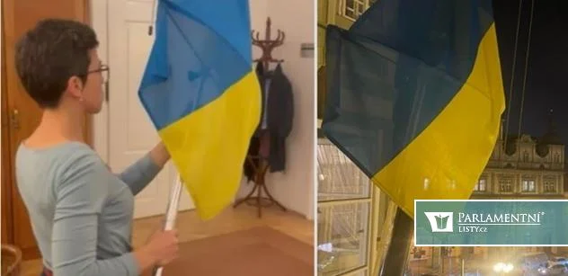 Richterová s papírem u pultíku. Sama kritizovala ANO za „notičky“